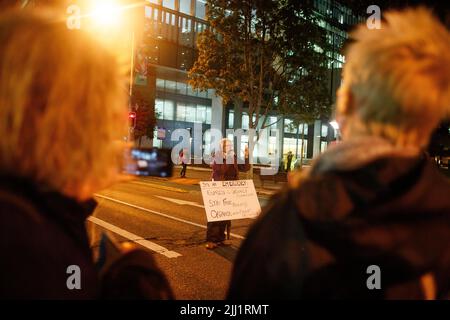 Am 22. Juli 2022 spricht ein Protestler vor der Menge zum Höhepunkt einer Kundgebung gegen die Anti-Protestgesetze von Queensland in der Nähe des Obersten Gerichtshofs in Brisbane. Mitglieder des Solidarity and Resistance Collective und die Öffentlichkeit versammelten sich vor dem Parlament von Queensland und marschierten später zum Obersten Gerichtshof, um gegen neue Anti-Protest-Gesetze sowohl im Bundesstaat Queensland als auch anderswo zu protestieren. Die von den Rednern diskutierten Themen umfassten die Inhaftierung und Geldstrafe von Umweltaktivisten und die Verwendung von nicht-assoziationsfreien Befehlen durch die Polizei von Queensland, die normalerweise dazu verwendet werden, Treffen von Motorradfahrern einzudämmen Stockfoto