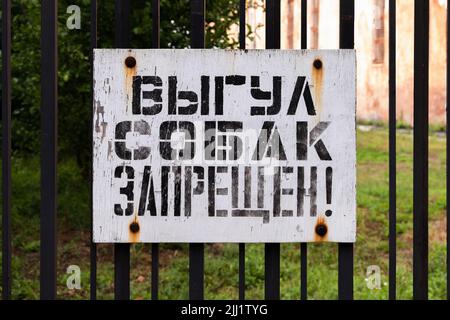 Grungiges Whiteboard mit russischem Text: Hundegehen ist verboten Stockfoto