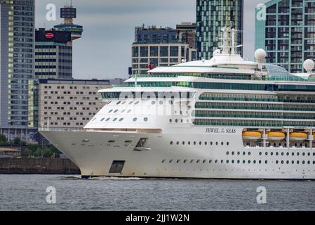 Jewel of the Seas ist das von Royal Caribbean betriebene Kreuzschiff der Radiance-Klasse, das am Liverpooler Pfeiler auf dem Fluss Mersey zu sehen ist. Stockfoto