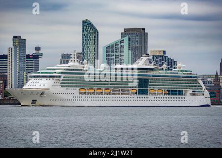Jewel of the Seas ist das von Royal Caribbean betriebene Kreuzschiff der Radiance-Klasse, das am Liverpooler Pfeiler auf dem Fluss Mersey zu sehen ist. Stockfoto