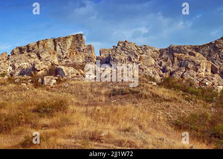Die Felsen in der Asowsteppe bei der Morgendämmerung unter dem blauen Himmel in der Ukraine Stockfoto