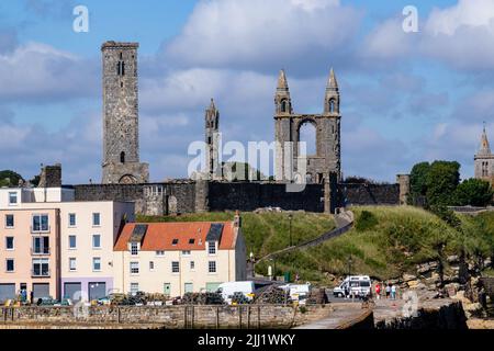 Alte Ruinen des St. Rule’s Tower und der Kathedrale St. Andrew vom Hafen aus gesehen, mit Hummertöpfen und Fischkörben am Hafenkai Stockfoto