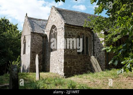 Außenansicht der St Wynwallow's Church (St Winwalaus). Die Kirche, die südlichste Englands, stammt aus dem 12.. Jahrhundert und ist unter Denkmalschutz 1. Stockfoto