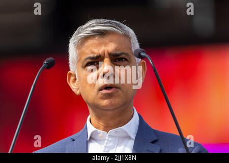 London, Großbritannien. 22. Juli 2022. Sadiq Khan, Bürgermeister von London, spricht bei der Jubiläumsveranstaltung 10., die genau 10 Jahre seit der Eröffnungszeremonie der Olympischen Spiele 2012 steht. Sportler, Politiker, Darsteller, Spielemacher und Vertreter aus der Sport- und Wohltätigkeitswelt versammeln sich vor dem Londoner Stadion, um auf das Jahr 2012 zurückzublicken und sich auf das fortwährende Erbe der Spiele zu freuen. Kredit: Stephen Chung / Alamy Live Nachrichten Stockfoto