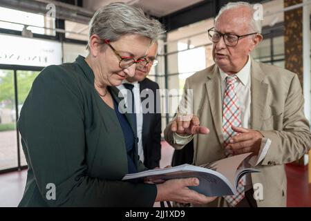 Gubin, Polen. 22.. Juli 2022. Klara Geywitz (SPD), Bundesminister für Bau und Wohnen, Rainer Genilke (M), Staatssekretär im Ministerium für Infrastruktur und Raumordnung Brandenburg, Gespräch mit Florian Mausbach (r) vom Verein für den Umbau der kriegszerstörten Villa des berühmten Architekten Mies van der Rohe bei einem Besuch der Ausstellung zum Projekt "Rekonstruktion der Villa Wolf". Quelle: Monika Skolimowska/dpa/Alamy Live News Stockfoto