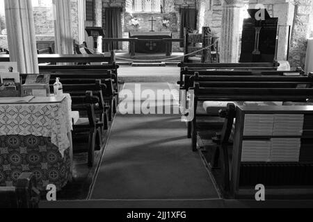 Innenraum der St. Wynwallow-Kirche (St. Winwalaus). Die Kirche, die südlichste Englands, stammt aus dem 12.. Jahrhundert und ist unter Denkmalschutz 1. Stockfoto