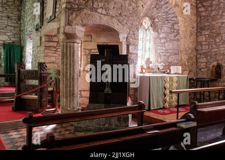 Innenraum der St. Wynwallow-Kirche (St. Winwalaus). Die Kirche, die südlichste Englands, stammt aus dem 12.. Jahrhundert und ist unter Denkmalschutz 1. Stockfoto