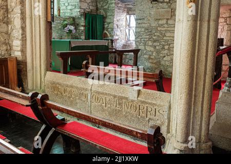 Innenraum der St. Wynwallow-Kirche (St. Winwalaus). Die Kirche, die südlichste Englands, stammt aus dem 12.. Jahrhundert und ist unter Denkmalschutz 1. Stockfoto