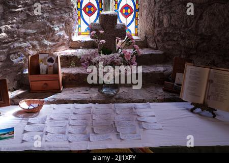 Innenraum der St. Wynwallow-Kirche (St. Winwalaus). Die Kirche, die südlichste Englands, stammt aus dem 12.. Jahrhundert und ist unter Denkmalschutz 1. Stockfoto