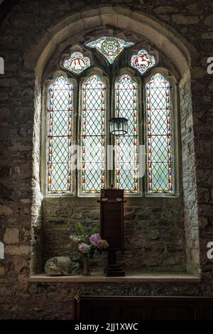 Innenraum der St. Wynwallow-Kirche (St. Winwalaus). Die Kirche, die südlichste Englands, stammt aus dem 12.. Jahrhundert und ist unter Denkmalschutz 1. Stockfoto