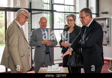 22. Juli 2022, Polen, Gubin: Klara Geywitz (SPD), Bundesminister für Bau und Wohnungsbau, Rainer Genilke, Staatssekretär im Ministerium für Infrastruktur und Raumordnung Brandenburgs, Und Fred Mahro (2. v.l.), Bürgermeister von Guben, sprechen mit Florian Mausbach vom Verein für den Umbau der kriegszerstörten Villa des berühmten Architekten Mies van der Rohe während eines Besuches der Ausstellung zum Projekt 'Rekonstruktion der Villa Wolf'. Rechts: Rainer Genilke, Staatssekretär im Ministerium für Infrastruktur und Raumordnung Brandenburg. Foto: Monika Skolimowsk Stockfoto