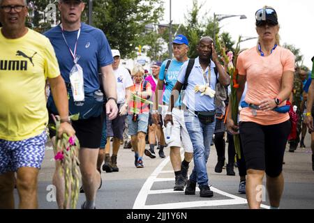 2022-07-22 12:46:45 NIJMEGEN - Wanderer auf der Via Gladiola während des letzten Tages der Nijmegen vier Tage Marken. Die Wanderveranstaltung dauerte aufgrund der Hitze einen Tag kürzer als üblich. ANP ROB ENGELAAR niederlande aus - belgien aus Stockfoto