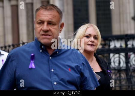 Die Eltern von Archie Battersbee, Paul Battersbee und Hollie Dance verlassen die Royal Courts of Justice in London, sie wollen, dass die Richter des Berufungsgerichts ein Urteil des Richters des Obersten Gerichtshofs, Herrn Richter Hayden, Die WHO entschied, dass die lebensunterstützende Behandlung ihres 12-jährigen Sohnes, der eine „entlastende“ Hirnverletzung erlitt, aufhören könnte. Bilddatum: Freitag, 22. Juli 2022. Stockfoto