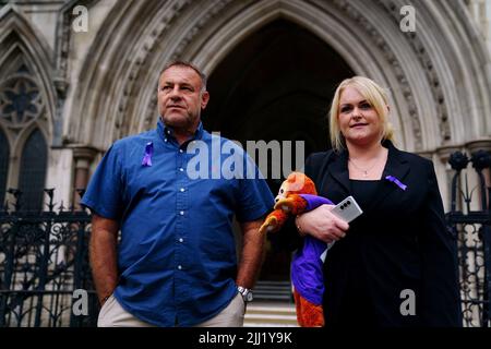 Die Eltern von Archie Battersbee, Paul Battersbee und Hollie Dance verlassen die Royal Courts of Justice in London, sie wollen, dass die Richter des Berufungsgerichts ein Urteil des Richters des Obersten Gerichtshofs, Herrn Richter Hayden, Die WHO entschied, dass die lebensunterstützende Behandlung ihres 12-jährigen Sohnes, der eine „entlastende“ Hirnverletzung erlitt, aufhören könnte. Bilddatum: Freitag, 22. Juli 2022. Stockfoto