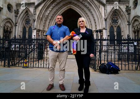 Die Eltern von Archie Battersbee, Paul Battersbee und Hollie Dance verlassen die Royal Courts of Justice in London, sie wollen, dass die Richter des Berufungsgerichts ein Urteil des Richters des Obersten Gerichtshofs, Herrn Richter Hayden, Die WHO entschied, dass die lebensunterstützende Behandlung ihres 12-jährigen Sohnes, der eine „entlastende“ Hirnverletzung erlitt, aufhören könnte. Bilddatum: Freitag, 22. Juli 2022. Stockfoto