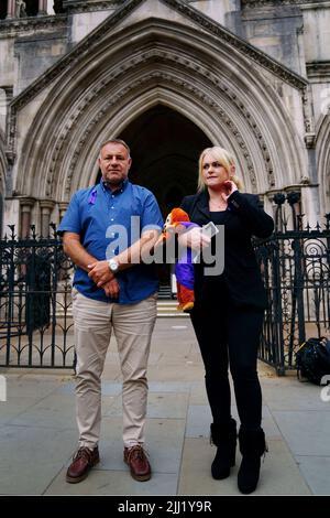 Die Eltern von Archie Battersbee, Paul Battersbee und Hollie Dance verlassen die Royal Courts of Justice in London, sie wollen, dass die Richter des Berufungsgerichts ein Urteil des Richters des Obersten Gerichtshofs, Herrn Richter Hayden, Die WHO entschied, dass die lebensunterstützende Behandlung ihres 12-jährigen Sohnes, der eine „entlastende“ Hirnverletzung erlitt, aufhören könnte. Bilddatum: Freitag, 22. Juli 2022. Stockfoto