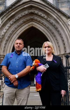 Die Eltern von Archie Battersbee, Paul Battersbee und Hollie Dance verlassen die Royal Courts of Justice in London, sie wollen, dass die Richter des Berufungsgerichts ein Urteil des Richters des Obersten Gerichtshofs, Herrn Richter Hayden, Die WHO entschied, dass die lebensunterstützende Behandlung ihres 12-jährigen Sohnes, der eine „entlastende“ Hirnverletzung erlitt, aufhören könnte. Bilddatum: Freitag, 22. Juli 2022. Stockfoto