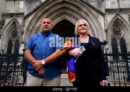 Die Eltern von Archie Battersbee, Paul Battersbee und Hollie Dance verlassen die Royal Courts of Justice in London, sie wollen, dass die Richter des Berufungsgerichts ein Urteil des Richters des Obersten Gerichtshofs, Herrn Richter Hayden, Die WHO entschied, dass die lebensunterstützende Behandlung ihres 12-jährigen Sohnes, der eine „entlastende“ Hirnverletzung erlitt, aufhören könnte. Bilddatum: Freitag, 22. Juli 2022. Stockfoto