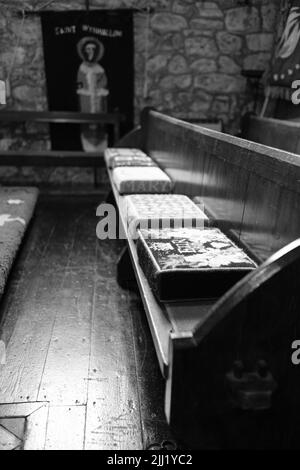 Innenraum der St. Wynwallow-Kirche (St. Winwalaus). Die Kirche, die südlichste Englands, stammt aus dem 12.. Jahrhundert und ist unter Denkmalschutz 1. Stockfoto