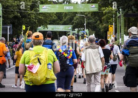 2022-07-22 13:37:08 NIJMEGEN - Wanderer auf der Via Gladiola während des letzten Tages der Nijmegen vier Tage Marken. Die Wanderveranstaltung dauerte aufgrund der Hitze einen Tag kürzer als üblich. ANP ROB ENGELAAR niederlande aus - belgien aus Stockfoto