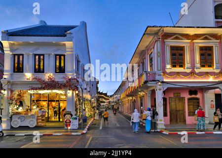 Die Abenddämmerung fällt über die malerischen chinesisch-portugiesischen oder peranakan-Läden in der Thalang Road im Altstadtdenkmal von Phuket Town, Phuket, Thailand Stockfoto