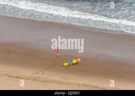 RNLI Rettungsschwimmer Surfbrettmarkierung und Flagge, die den sicheren Schwimmbereich in King Edward's Bay, Tynemouth, North Tyneside, Großbritannien, anzeigt. Stockfoto