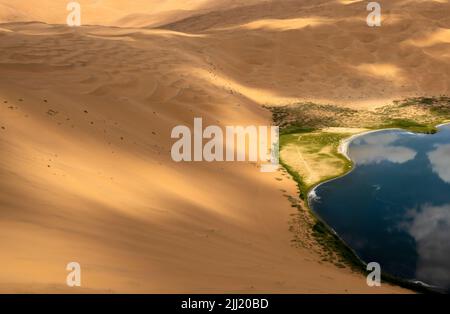 Salzsee in der Badain-Jaran-Wüste, China unter Sonnenlicht Stockfoto