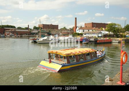 Juli 2022 - Wassertaxis auf dem Fluss in Bristol, England, Großbritannien, Stockfoto