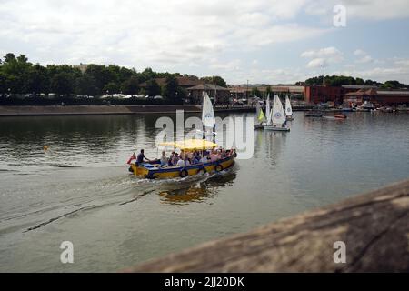 Juli 2022 - Wassertaxis auf dem Fluss in Bristol, England, Großbritannien, Stockfoto