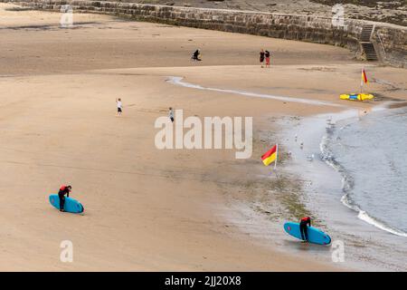 Blick auf Cullercoats Bay, einen kleinen Strand in Cullercoats, North Tyneside, Großbritannien. Stockfoto