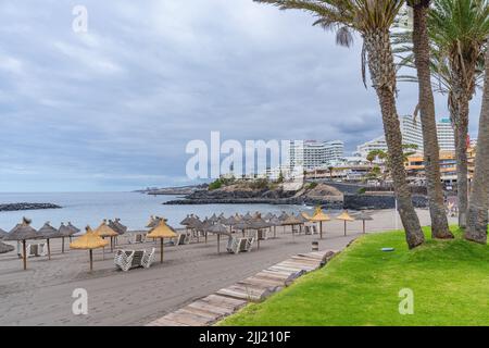 Costa Adeje, Teneriffa, 22. Juni 2022. Strand an der touristischen Costa Adeje auf Teneriffa, Kanarische Inseln. Stockfoto