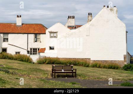 Traditionelle weiß bemalte Hütten für Seeleute am Meer im kleinen Fischerdorf Cullercoats, North Tyneside, Großbritannien. Stockfoto