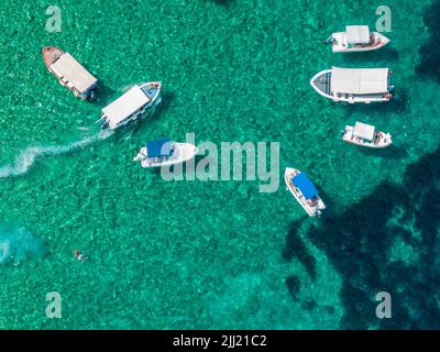 Luftaufnahme von Booten in der Nähe von Limni Beach Glyko, auf der Insel Korfu. Griechenland. Wo die beiden Strände mit dem Festland verbunden sind Stockfoto