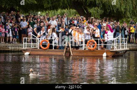Stratford-upon-Avon, Großbritannien. 22.. Juli 2022. Ein Baton-Träger trägt das Baton der Commonwealth Games Queen an Bord einer Fähre, die den Fluss Avon in Stratford-upon-Avon Warwickshire überquert.Quelle: Chris Radburn/Alamy Live News Stockfoto