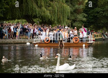 Stratford-upon-Avon, Großbritannien. 22.. Juli 2022. Ein Baton-Träger trägt das Baton der Commonwealth Games Queen an Bord einer Fähre, die den Fluss Avon in Stratford-upon-Avon Warwickshire überquert.Quelle: Chris Radburn/Alamy Live News Stockfoto