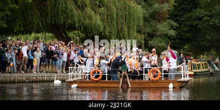Stratford-upon-Avon, Großbritannien. 22.. Juli 2022. Ein Baton-Träger trägt das Baton der Commonwealth Games Queen an Bord einer Fähre, die den Fluss Avon in Stratford-upon-Avon Warwickshire überquert.Quelle: Chris Radburn/Alamy Live News Stockfoto