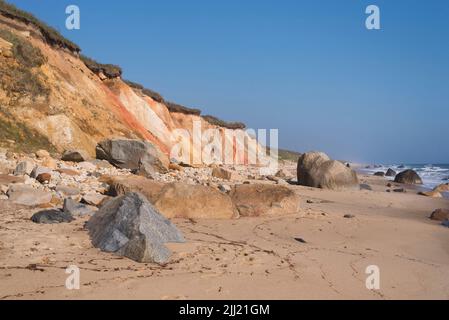 Der berühmte Moshup Strand und schwule Klippen in Aquinnah Massachusetts an einem sonnigen Tag auf Martha's Vineyard. Stockfoto