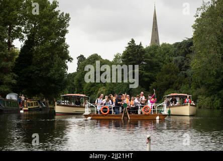 Stratford-upon-Avon, Großbritannien. 22.. Juli 2022. Ein Baton-Träger trägt das Baton der Commonwealth Games Queen an Bord einer Fähre, die den Fluss Avon in Stratford-upon-Avon Warwickshire überquert.Quelle: Chris Radburn/Alamy Live News Stockfoto