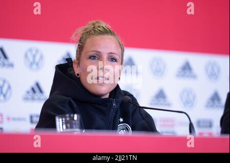 London, Großbritannien. 22.. Juli 2022. Fußball: Nationalmannschaft, Frauen, EM 2022, Pressekonferenz Deutschland: Die deutsche Svenja Huth spricht mit den Journalisten. Quelle: Sebastian Gollnow/dpa/Alamy Live News Stockfoto