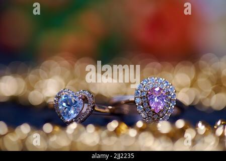 Die Diamantringe mit dem goldenen Licht Bokeh Stockfoto