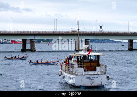 Dundee, Tayside, Schottland, Großbritannien. 22.. Juli 2022. UK Wetter: Bewölktes und kühles Juliwetter mit Temperaturen von bis zu 16 Grad in Nordostschottland. Touristen und Anwohner genießen einen Tag mit Bootstouren auf dem Fluss Tay in Dundee. Die Ancrum Activities ist eine Aktivität für Erwachsene, die Kurse für Kanufahren, Kajakfahren, Motorbootfahren und Rudern anbietet. Die Mitglieder des Dundee Yachtclubs segeln auf dem Tay River. Die RLNI, Royal National Lifeboat Institution, sind in Bereitschaft. Die Missel Thrush ist ein Ausflugsboot mit Touristen an Bord. Kredit: Dundee Photographics/Alamy Live Nachrichten Stockfoto