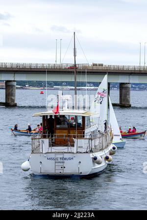 Dundee, Tayside, Schottland, Großbritannien. 22.. Juli 2022. UK Wetter: Bewölktes und kühles Juliwetter mit Temperaturen von bis zu 16 Grad in Nordostschottland. Touristen und Anwohner genießen einen Tag mit Bootstouren auf dem Fluss Tay in Dundee. Die Ancrum Activities ist eine Aktivität für Erwachsene, die Kurse für Kanufahren, Kajakfahren, Motorbootfahren und Rudern anbietet. Die Mitglieder des Dundee Yachtclubs segeln auf dem Tay River. Die RLNI, Royal National Lifeboat Institution, sind in Bereitschaft. Die Missel Thrush ist ein Ausflugsboot mit Touristen an Bord. Kredit: Dundee Photographics/Alamy Live Nachrichten Stockfoto