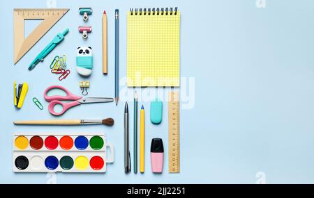 Schulmaterial auf blauem Hintergrund, Platz für Text flach legen Stockfoto