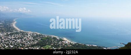 Horizontales Banner oder Header mit Landschaft mit San Felice Circeo Stadt an der berühmten Küste von Latium, Italien - Stadt am Fuße des Monte Circeo, wo die Homer Stockfoto