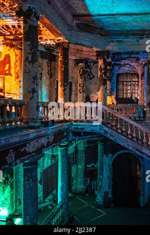 Nächtliche Feuer beschädigt alten Innenraum der St. Anne's Lutheran Church in St. Petersburg, Russland. Annenkirche, vertikales Foto Stockfoto