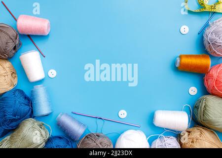 Knäuel aus Wollgarn und Stricknadeln.. Stockfoto