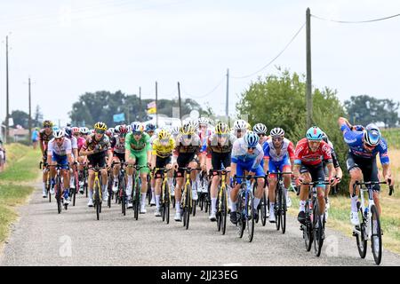 Cahors, Frankreich. 22.. Juli 2022. Das Reiterrudel, das während der Etappe 19 des Radrennens der Tour de France am Freitag, dem 22. Juli 2022, in Castelnaus-Magnoac - Cahors (189km), Frankreich, in Aktion gezeigt wurde. Die diesjährige Tour de France findet vom 01. Bis 24. Juli 2022 statt. BELGA FOTO DAVID STOCKMAN - UK OUT Credit: Belga News Agency/Alamy Live News Stockfoto