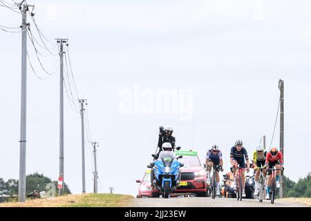 Cahors, Frankreich. 22.. Juli 2022. Der Däne Mikkel Frolich Honore of Quick-Step Alpha Vinyl, US Quinn Simmons of Trek-Segafredo, der Niederländer Taco van der Hoorn von Intermarche Wanty-Gobert materiaux und der Slowene Matej Mohoric von Bahrain siegreich in Aktion während der Etappe 19 des Radrennens der Tour de France, von Castelnau-Magnoac - Cahors (189km), Frankreich, Am Freitag, den 22. Juli 2022. Die diesjährige Tour de France findet vom 01. Bis 24. Juli 2022 statt. BELGA FOTO DAVID STOCKMAN - UK OUT Credit: Belga News Agency/Alamy Live News Stockfoto