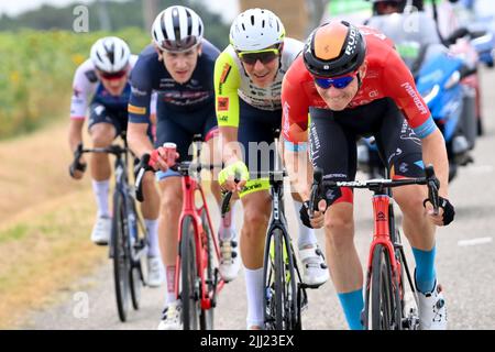 Cahors, Frankreich. 22.. Juli 2022. Der Däne Mikkel Frolich Honore of Quick-Step Alpha Vinyl, US Quinn Simmons of Trek-Segafredo, der Niederländer Taco van der Hoorn von Intermarche Wanty-Gobert materiaux und der Slowene Matej Mohoric von Bahrain siegreich in Aktion während der Etappe 19 des Radrennens der Tour de France, von Castelnau-Magnoac - Cahors (189km), Frankreich, Am Freitag, den 22. Juli 2022. Die diesjährige Tour de France findet vom 01. Bis 24. Juli 2022 statt. BELGA FOTO DAVID STOCKMAN - UK OUT Credit: Belga News Agency/Alamy Live News Stockfoto