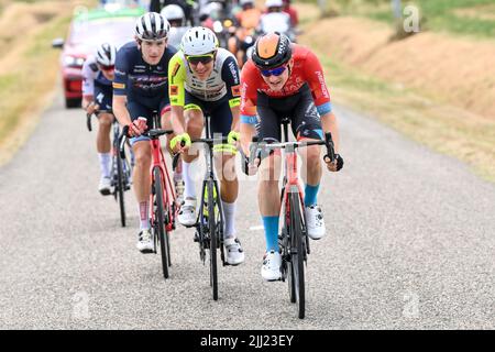 Cahors, Frankreich. 22.. Juli 2022. Der Däne Mikkel Frolich Honore of Quick-Step Alpha Vinyl, US Quinn Simmons of Trek-Segafredo, der Niederländer Taco van der Hoorn von Intermarche Wanty-Gobert materiaux und der Slowene Matej Mohoric von Bahrain siegreich in Aktion während der Etappe 19 des Radrennens der Tour de France, von Castelnau-Magnoac - Cahors (189km), Frankreich, Am Freitag, den 22. Juli 2022. Die diesjährige Tour de France findet vom 01. Bis 24. Juli 2022 statt. BELGA FOTO DAVID STOCKMAN - UK OUT Credit: Belga News Agency/Alamy Live News Stockfoto